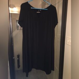 New Directions Petite Large tunic black flowy top